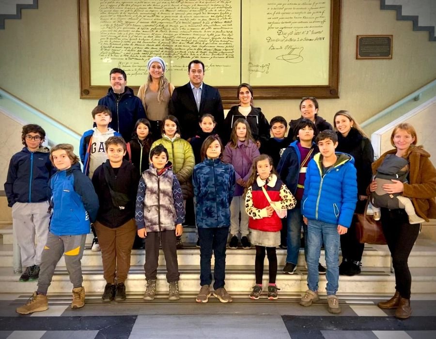 Hotuiti Teao junto a niñas, niños y apoderados en visita al Congreso