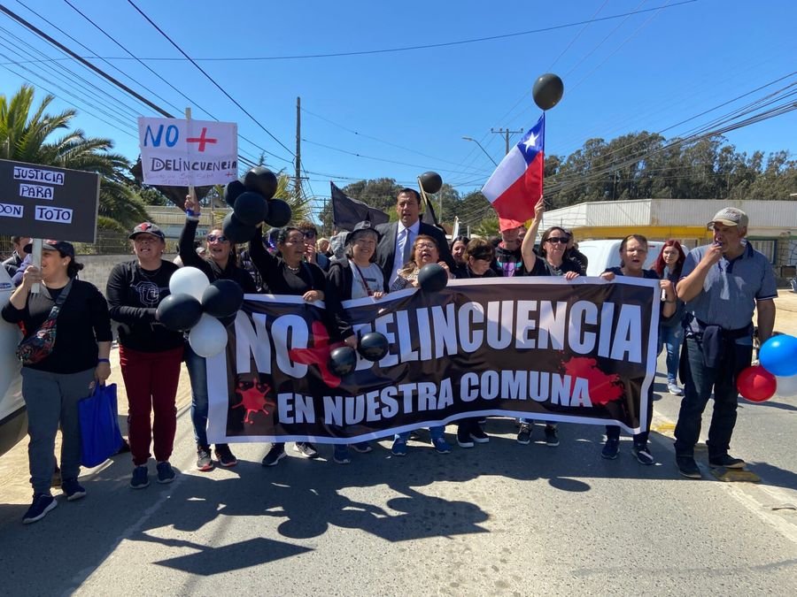 Marcha vecinal contra la delincuencia con lienzo «No + delincuencia en nuestra comuna»