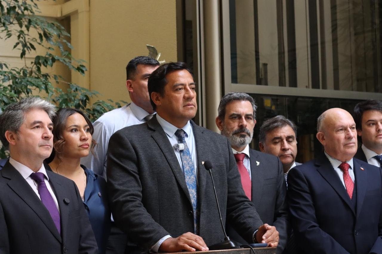 Hotuiti Teao junto a parlamentarios en una declaración de prensa en el Congreso