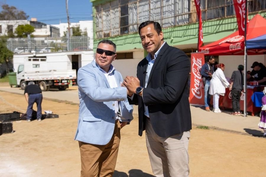 Hotuiti Teao saluda a un emprendedor en una feria comunal