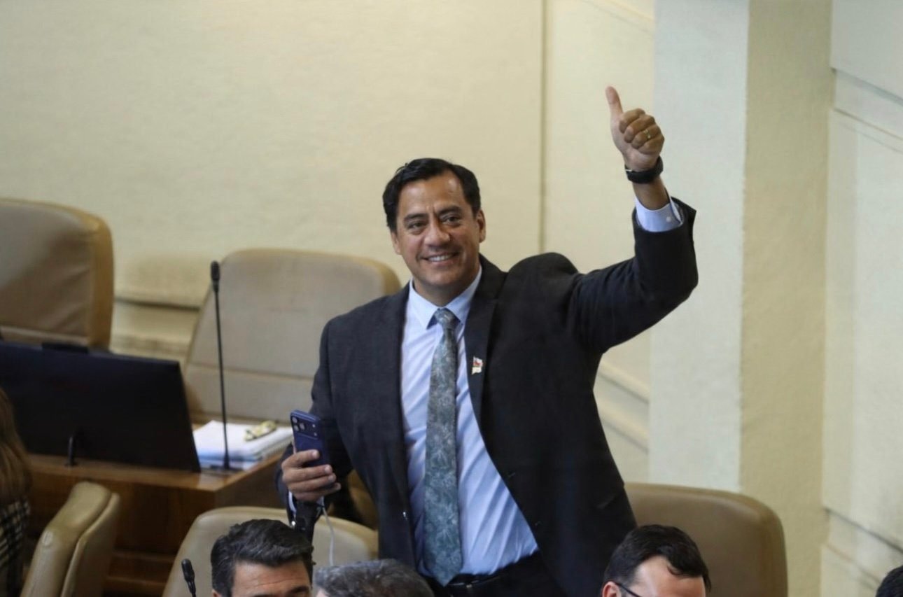 Hotuiti Teao celebra con el pulgar arriba en la Sala de la Cámara tras la votación