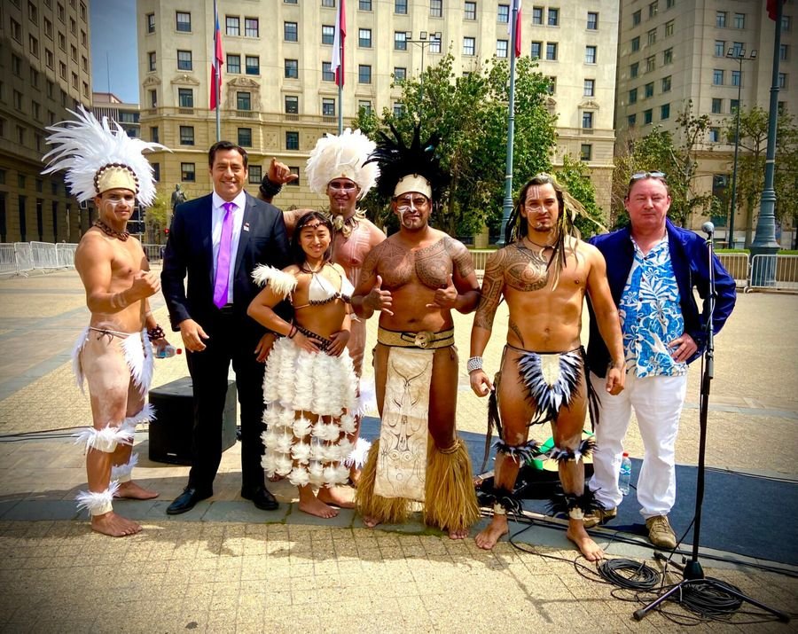 Hotuiti Teao junto a bailarines rapanui en una actividad cultural en Valparaíso